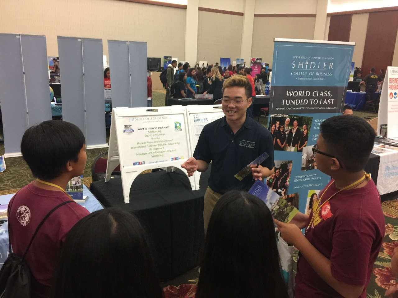 Shidler business student and UH Manoa Peer Advisor Ty Yamamoto introduce various business majors to students.