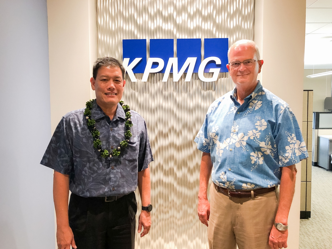 From left: Nelson Lau, office managing partner at KPMG and Vance Roley, dean of the Shidler College of Business. 