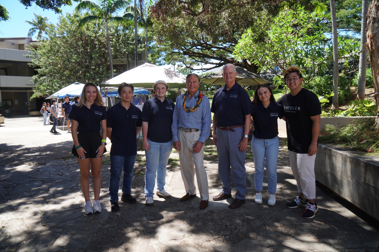 Dean Vance Roley, Jay Shidler and current Shidler students at Shidler Day on September 7. (Photo credit: Kirstin Tran)