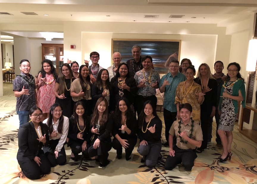 Ho‘oilina scholars pose for a photo. 